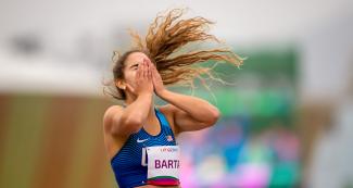 American Sydney Barta celebrates winning the gold in the women’s 200m T64 at the National Sports Village – VIDENA at Lima 2019
