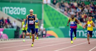 Vitor Antonio de Jesus de Brasil compite en la final de Para atletismo 400 m T37 en la Villa Deportiva Nacional – VIDENA en Lima 2019