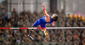 Ezra Frech de EE. UU. vuela por los aires en la competencia de Para atletismo altura masculino T42-47/T63-64 en la Villa Deportiva Nacional – VIDENA en Lima 2019