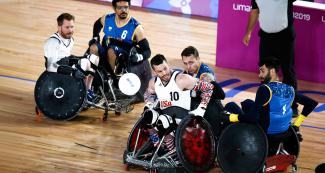 Joshua Wheeler de EEUU se enfrenta a Brasil en rugby en silla de ruedas mixto en el Polideportivo Villa el Salvador en Lima 2019