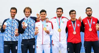 Medallistas de Argentina (plata), México (oro) y Chile (bronce) posan orgullosos con sus medallas de remo doble par corto en los Juegos Lima 2019 en la Albufera Medio Mundo – Huacho. 