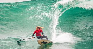 Daniel Hughes de Estados Unidos se balancea sobre las olas en la competencia de surf SUP masculino, en los Juegos Lima 2019, en Punta Rocas