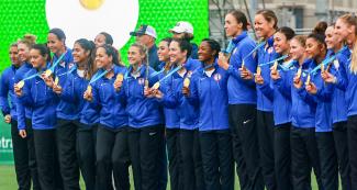 Equipo de Sóftbol de EE. UU., felices de lograr la ansiada medalla de oro para su país, en los Juegos Lima 2019, en Complejo Deportivo Villa María del Triunfo.