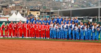 Equipo de Canadá, EE. UU. y Puerto Rico, levantando medallas de sóftbol femenino, en los Juegos Lima 2019, en Complejo Deportivo Villa María del Triunfo.