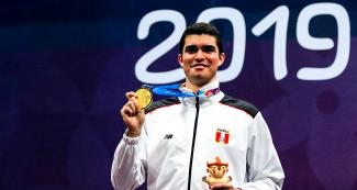 Diego Elías de Perú posa orgulloso con su medalla de oro de squash en los Juegos Lima 2019 en la Villa Deportiva Nacional – VIDENA