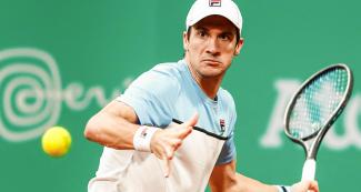 Tenista argentino, Facundo Bagnis, golpea con raqueta la pelota de tenis en los Juegos Lima 2019, en el Club Lawn Tennis