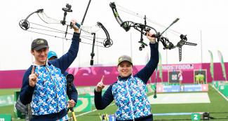 Ivan Nikolajuk y María Gonzales Briozzo, celebran triunfo y medalla de oro en tiro con arco en Lima 2019