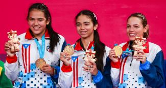 Jóvenes portorriqueñas ganadoras de tenis de mesa suben al podio a recibir distinción, en los Juegos Lima 2019, en la Villa Deportiva Nacional – VIDENA. 
