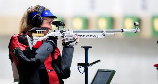 La deportista estadounidense Alison Weisz demostró su talento en la competencia de Tiro de Mujeres 10m Rifle de Aire de los Juegos Panamericanos Lima 2019 en la Base Las Palmas.