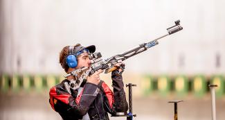 Lucas Kozeniesky de Estados Unidos apunta su rifle de aire en la final de Hombres 10m Rifle de Aire, en los Juegos de Lima 2019.  en la Escuela Militar de Chorrillos.