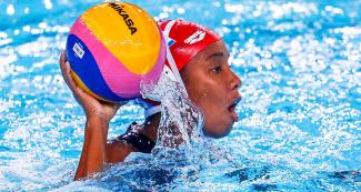 La guardameta Lizli Patino Bueno, de Cuba, durante el partido de waterpolo femenino contra México