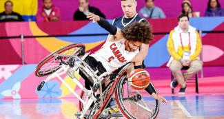 Deion Green de Canadá se enfrenta a Juan Escobar de Colombia en semifinal de baloncesto en silla de ruedas en Lima 2019 en la Villa Deportiva Nacional – VIDENA