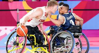 Patrick Anderson de Canadá y Raul Vega de Colombia se enfrentan en semifinal de baloncesto en silla de ruedas en Lima 2019 en la Villa Deportiva Nacional – VIDENA