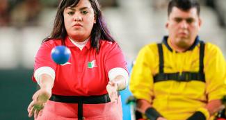 Karla Manuel de México en acción durante partido de boccia individual BC4 en el Polideportivo Villa el Salvador en Lima 2019