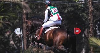 Erin Loach monta su caballo ojo dorado en la competencia de ecuestre a campo traviesa, en los Juegos Lima 2019, en la Escuela de Equitación del Ejercito