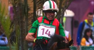 El mexicano, Pedro Gutiérrez, durante competencia con su caballo en los Juegos Lima 2019, en el Escuela de Equitación del Ejercito