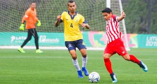 Jose Diaz de Perú lucha por el balón contra Oscar Amaya de Colombia en fútbol 7 en el Complejo Deportivo Villa Maria del Triunfo en Lima 2019
