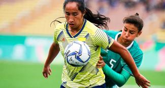 Mayra Ramirez de Colombia y Jimena López de Mexico se enfrentan en Fútbol en la competencia de los Juegos Lima 2019 en el Estadio San Marcos