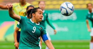 Veronica Corral de Mexico se concentra para darle al balón en la competencia de Fútbol de los Juegos Lima 2019 en el Estadio San Marcos