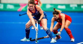 American Alexandra Froede and Chilean Catalina Barahona dispute the ball in the Lima 2019 hockey match for the bronze medal at the National Sports Village (VIDENA)