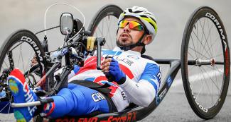 Sebastián Morales de Chile compitiendo en la final contrarreloj mixta H1-5 de Para ciclismo de ruta en la Costa Verde - San Miguel