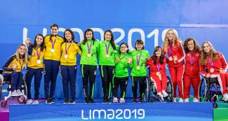 Medallistas de México (oro), Brasil (plata) y Canadá (bronce) posan orgullosas en el podio de Para natación 4x100 m combinado femenino en Lima 2019 en la Villa Deportiva Nacional – VIDENA