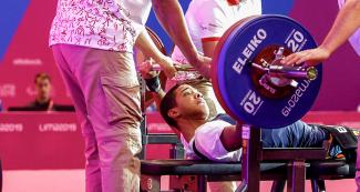 Lucas Dos Santos de Brasil compitiendo en Para powerlifting -49 kg en la Villa Deportiva Nacional – VIDENA en Lima 2019