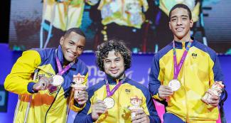 Jhonny Morales de Colombia (plata), Joao De Franca de Brasil (oro) y Lucas Dos Santos de Brasil (bronce) posan orgullosos con sus medallas en Para powerlifting -49 kg en la Villa Deportiva Nacional – VIDENA en Lima 2019