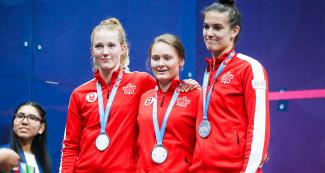 Danielle Letorneau, Holie Naughton y Samantha Cornett de Canadá compitieron en squash femenino y se llevaron Medalla de Plata, en Lima 2019