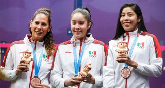 Samantha Teran, Diana Soledad Anguiano y Diana García de México recibieron medallas de Bronce en la competencia de squash, en la Villa Deportiva Nacional – VIDENA, en Lima 2019