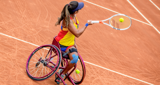 Angelica Bernal de Colombia en partido contra Macarena Cabrillana de Chile en tenis en silla de ruedas en Lima 2019 en el Club Lawn Tenis