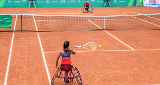 Macarena Cabrillana de Chile en acción en tenis en silla de ruedas contra Colombia en Lima 2019 en el Club Lawn Tenis