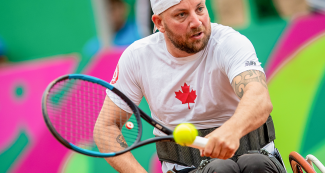 Mitchell McIntyre de Canadá en acción jugando tenis en silla de ruedas en Lima 2019 en el Club Lawn Tenis