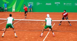Juan Pablo Varillas devuelve la pelota al lado de su compañero Sergio Galdos en enfrentamiento de tenis contra dupla de Bolivia en los Juegos Lima 2019 en el Club Lawn Tennis