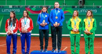 Las jugadoras de tenis en categoría dobles de Brasil (bronce), Paraguay (plata) y EEUU (oro) posan orgullosas con sus medallas en los Juegos Lima 2019 en el Club Lawn Tennis
