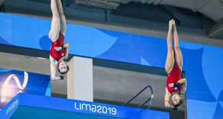 Meaghan Benfeito y Caeli McKay de Canadá compitiendo en clavados sincronizados 10 m en Lima 2019 en la Villa Deportiva Nacional – VIDENA.