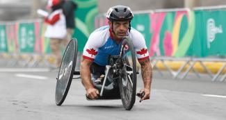 Patrick Desnoyers de Canadá avanza a toda velocidad en bicicleta de mano en Para ciclismo de ruta masculino H3-5 en Lima 2019 en la Costa Verde San Miguel