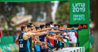 Deportistas compiten en la prueba de tiro en la competencia de pentatlón moderno de Lima 2019 en la Escuela de Equitación del Ejército.