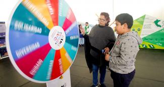 Adultos y niños se divierten mientras aprenden sobre los valores en la fiesta Culturaymi, Lima 2019