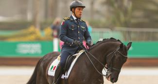 Irvin Leiva de México sobre su caballo Pabellon en competencia de ecuestre adiestramiento individual en Lima 2019 en la Escuela de Equitación del Ejército.