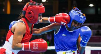 Lucy Valdivia de Perú se enfrenta a Ingrit Valencia de Colombia en cuartos de final de boxeo mosca femenino (48 – 51 kg) en Lima 2019 en la Villa Deportiva Regional del Callao.
