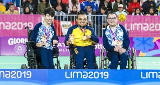 Luis Cristaldo (plata) y Jonatan Aquino (bronce) de Argentina y Mariel Santos de Brasil (oro) posan orgullosos en el podio de boccia individual BC2 en Lima 2019 en el Polideportivo Villa el Salvador