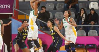 Raphaella Monteiro de Brasil en acción durante partido contra Colombia de baloncesto femenino de Lima 2019 en el Coliseo Eduardo Dibos.