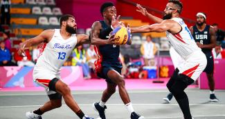 Jonathan Octeus de EE. UU. se enfrenta a Angel Matias y Gilberto Clavell de Puerto Rico en baloncesto 3x3 en el Coliseo Eduardo Dibos, en los Juegos Lima 2019.