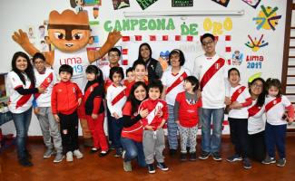 Escolares entregaron a la Embajadora de Lima 2019 una medalla y dibujos preparados, especialmente por ellos. 