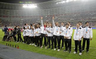 Deportistas recibieron felicitaciones del equipo de Ricardo Gareca y el aplauso del público por logros obtenidos en los Juegos Panamericanos y Parapanamericanos.