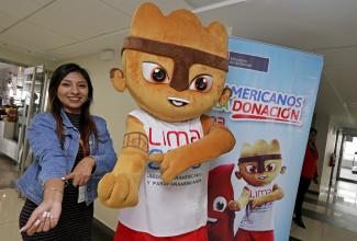 La mascota de los Juegos Lima 2019 visitó la sede del Ministerio de Ambiente para sensibilizar a todos en cuanto a donar sangre.