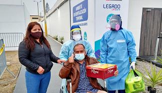 Padre de familia de 60 años fue recibido por sus hijos a la salida del Centro de Atención y Aislamiento temporal implementado por el Legado de Lima 2019.