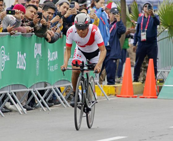 El medallista de oro en Para ciclismo de ruta en los Juegos Parapanamericanos, recuerda su paso por el certamen internacional realizado hace un año en el país. Ahora retomó su preparación en Barcelona para Tokio 2020.