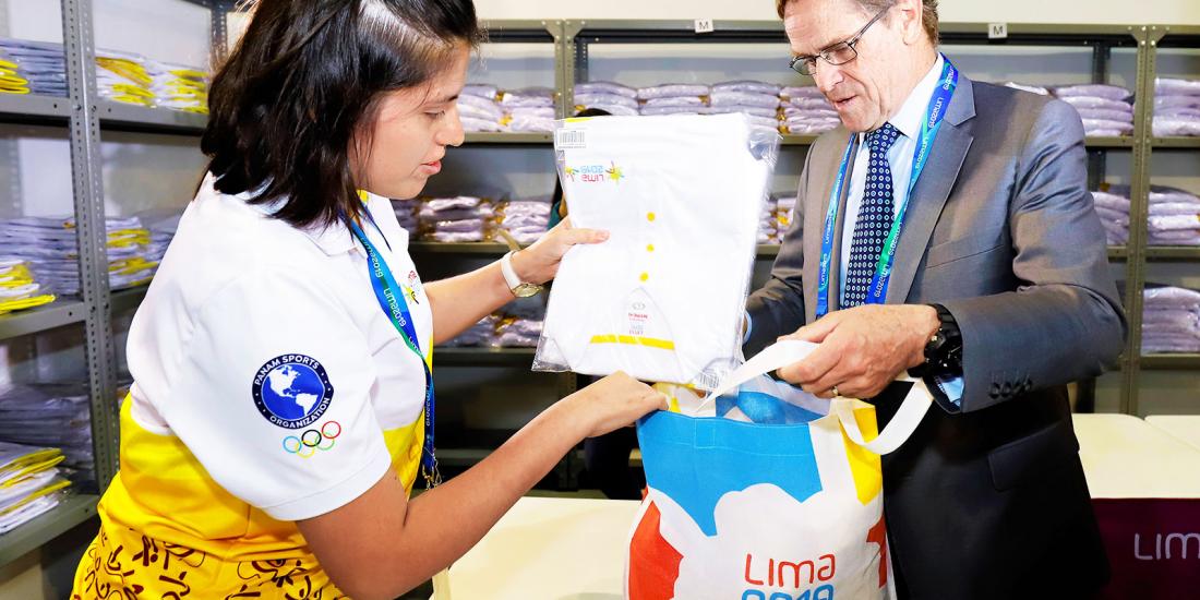 Entrega de uniforme simbólico a Carlos Neuhaus - centro de acreditación y uniformes de Lima 2019